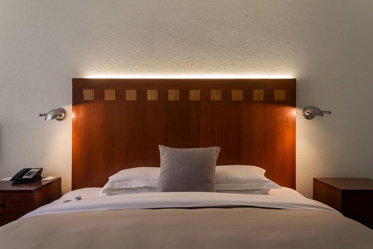 Hotel Camino Real Polanco Mexico Esterno foto A bed with a headboard