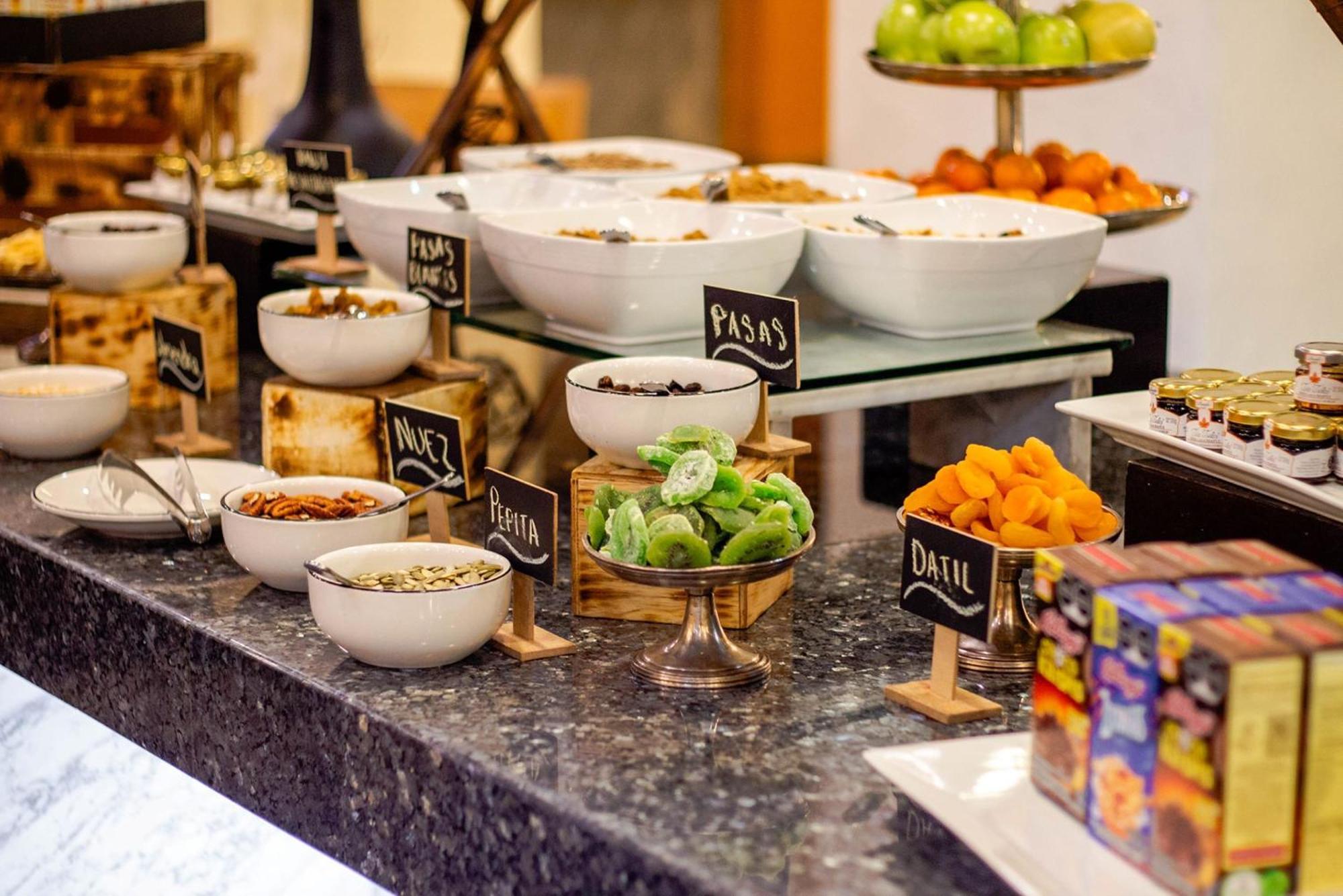 Hotel Camino Real Polanco Mexico Esterno foto A breakfast buffet