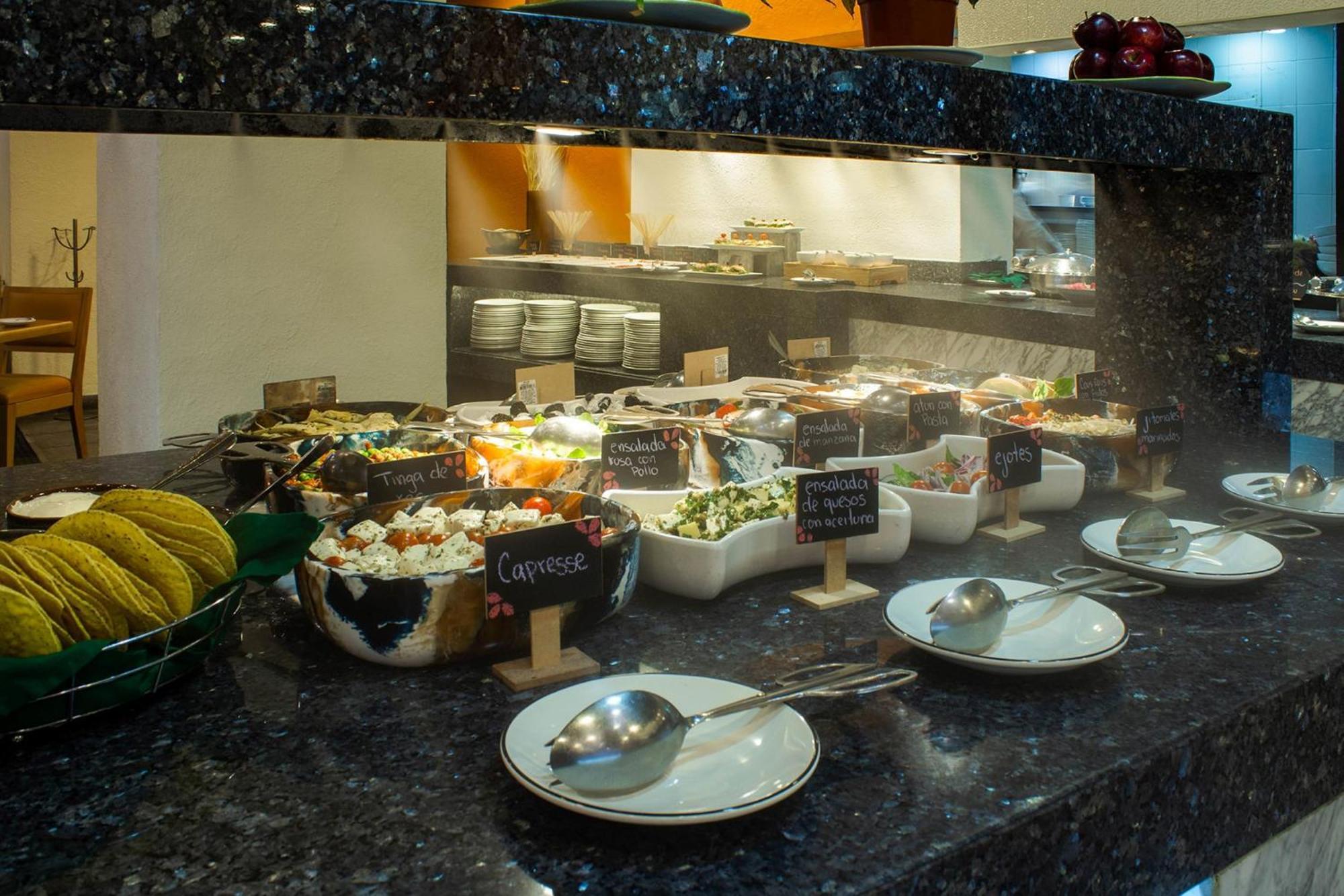 Hotel Camino Real Polanco Mexico Esterno foto A salad bar