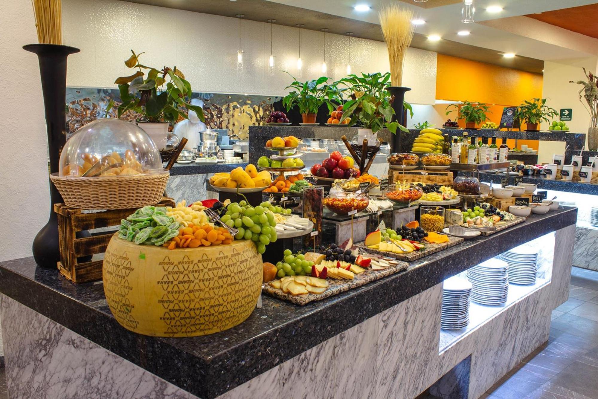 Hotel Camino Real Polanco Mexico Esterno foto A cheese counter at a buffet