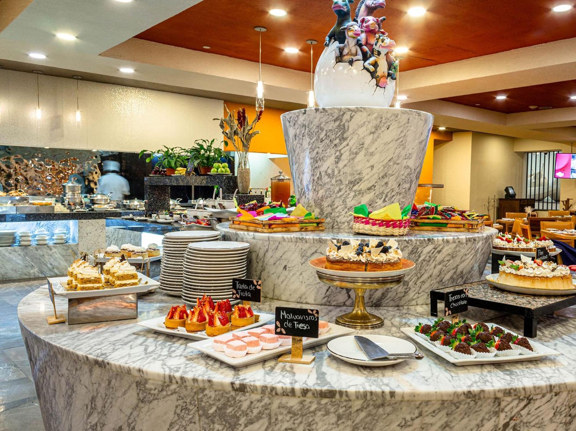 Hotel Camino Real Polanco Mexico Esterno foto A dessert buffet